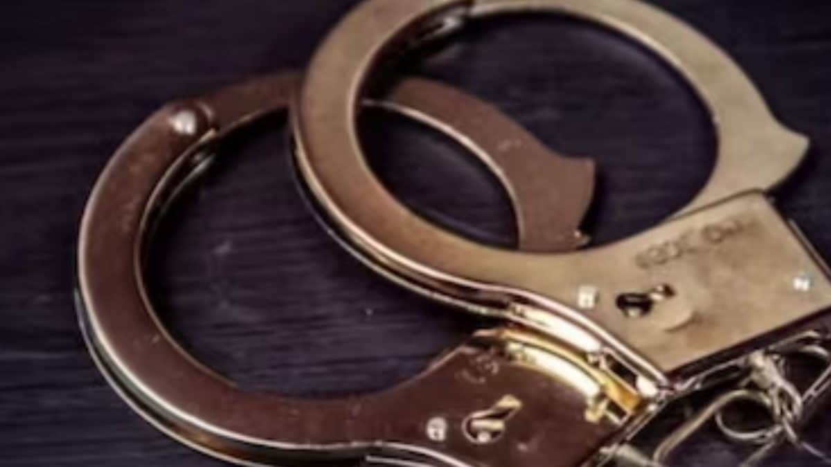 3 लाख रुपये की रिश्वत लेते रंगे हाथ पकड़े जाने के बाद एसीबी ने आंध्र के डीआरओ को गिरफ्तार कर लिया भारत समाचार