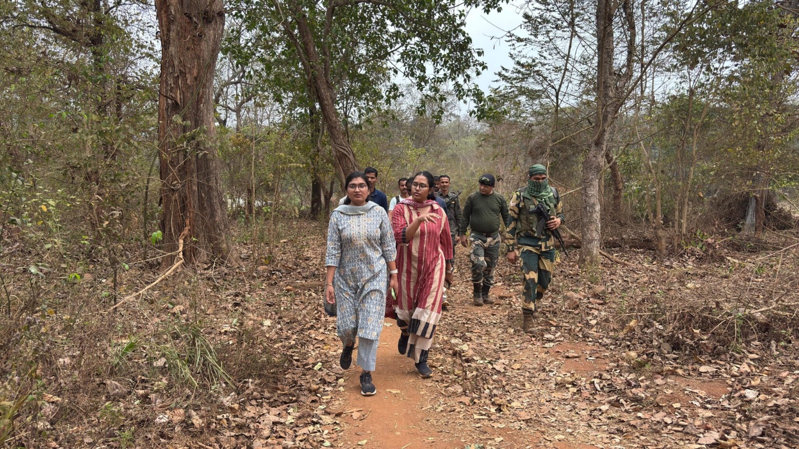 दुर्गम अबूझमाड़ में कलेक्टर नम्रता जैन का दौरा, निर्माणाधीन प्रधानमंत्री आवासों का किया निरीक्षण